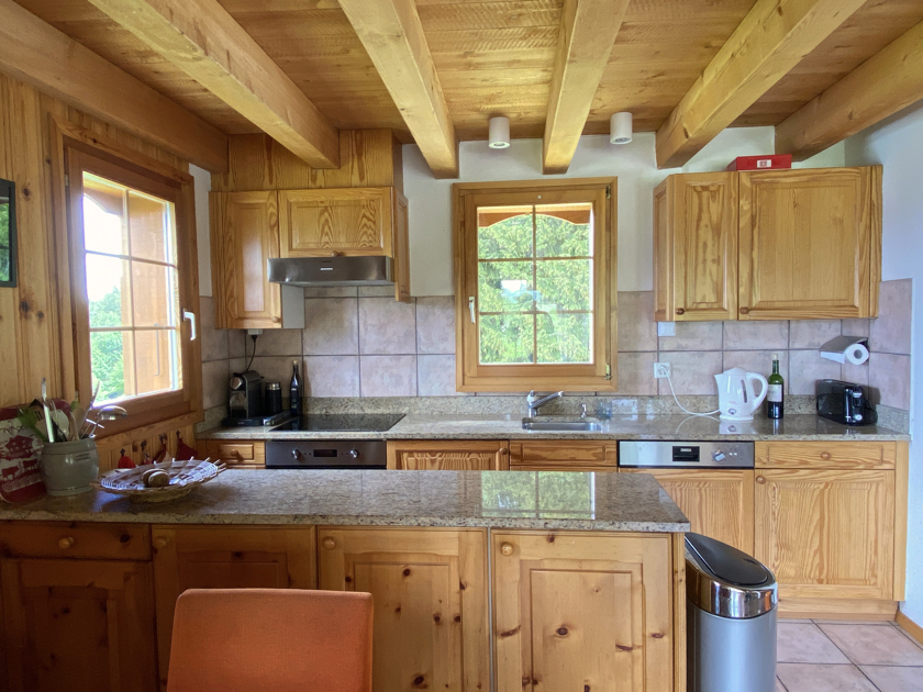 Fully equiped kitchen with granit counter top